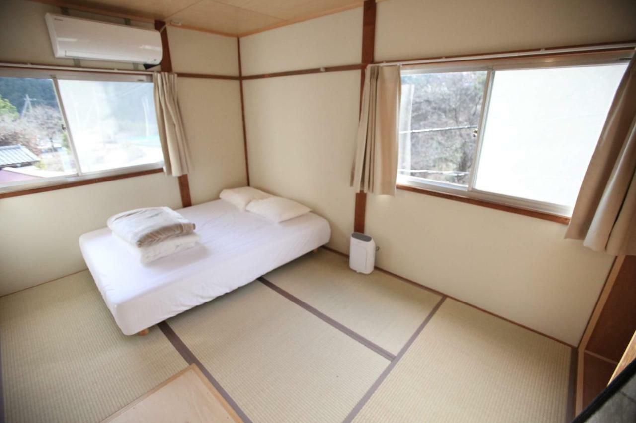 山の中の一棟貸切宿 五番地 Nambu (Yamanashi) Экстерьер фото